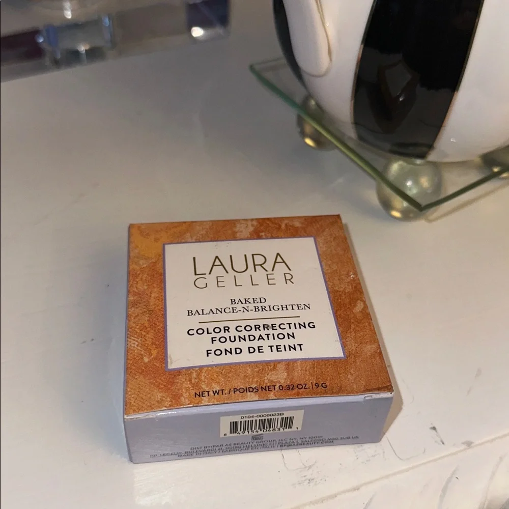 NIB LAURA GELLER Baked Balance-n-Brighten Color Correcting Foundation- Light
